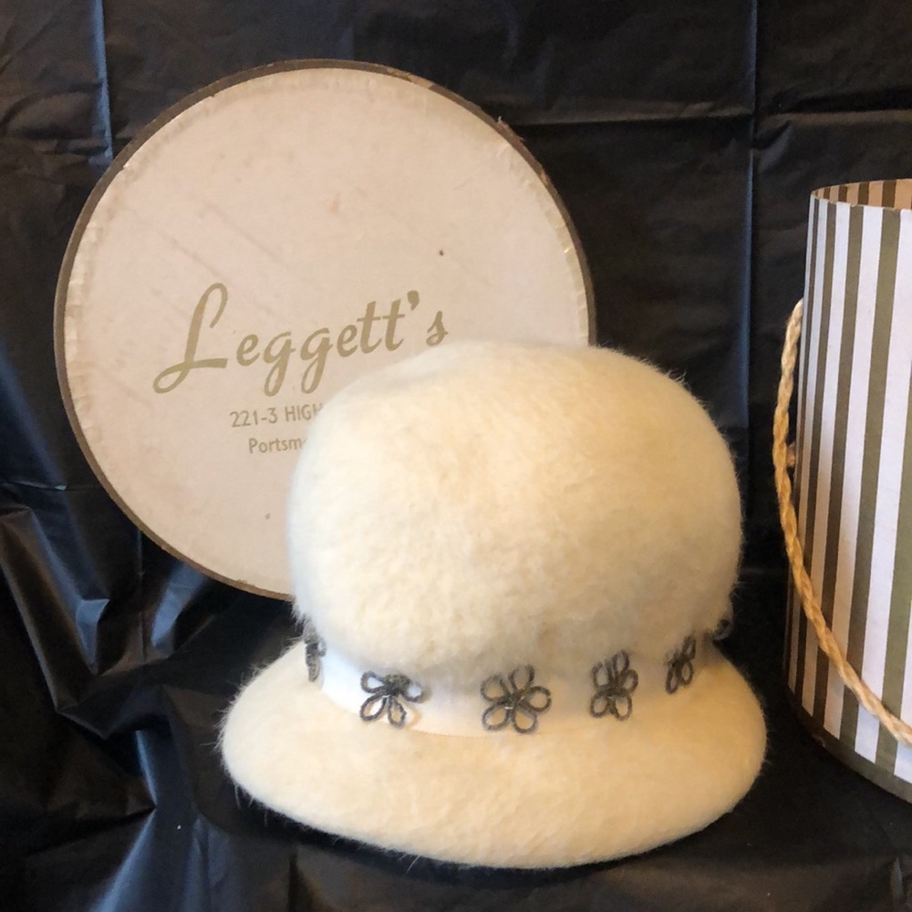 Cloche Cream wool hat with beaded open floral band in very good condition: Italy